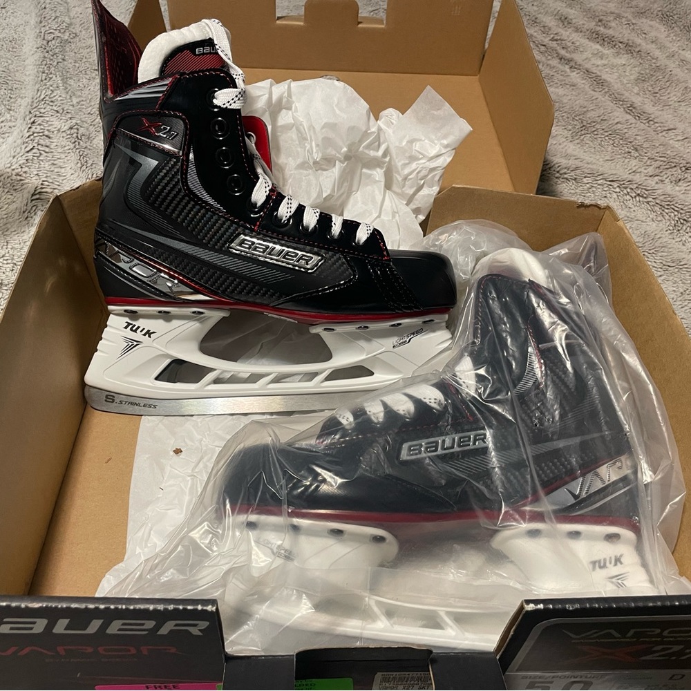 Nwt never worn or heat formed. Bauer vapor skates junior size 5